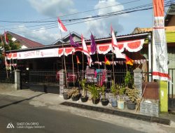 Rumah Guru Ini Dihiasi Spanduk HUT RI dan Pramuka