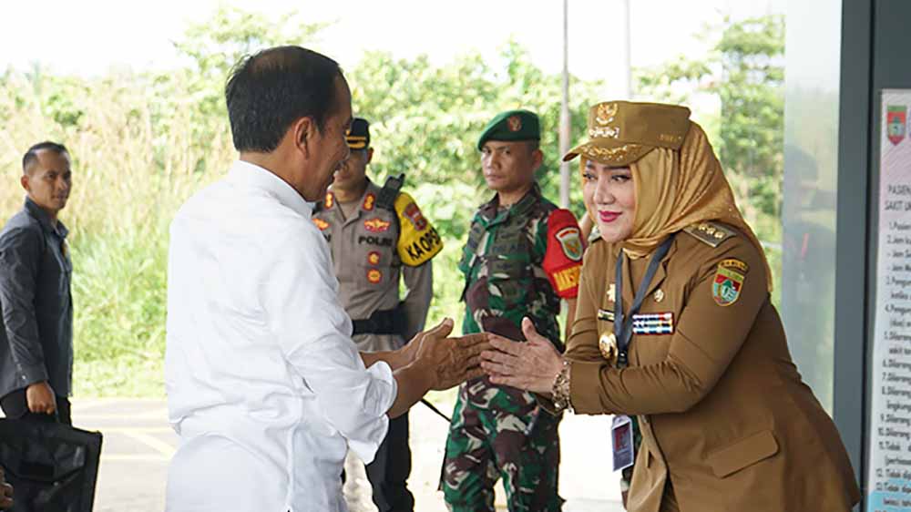 Bupati Musi Rawas Hj Ratna Machmud ketika menerima kunjungan Presiden RI H Joko Widodo. 