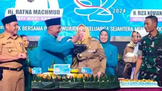 Bupati Hj Ratna Machmud Hadiri Peringatan HKG-PKK ke 52