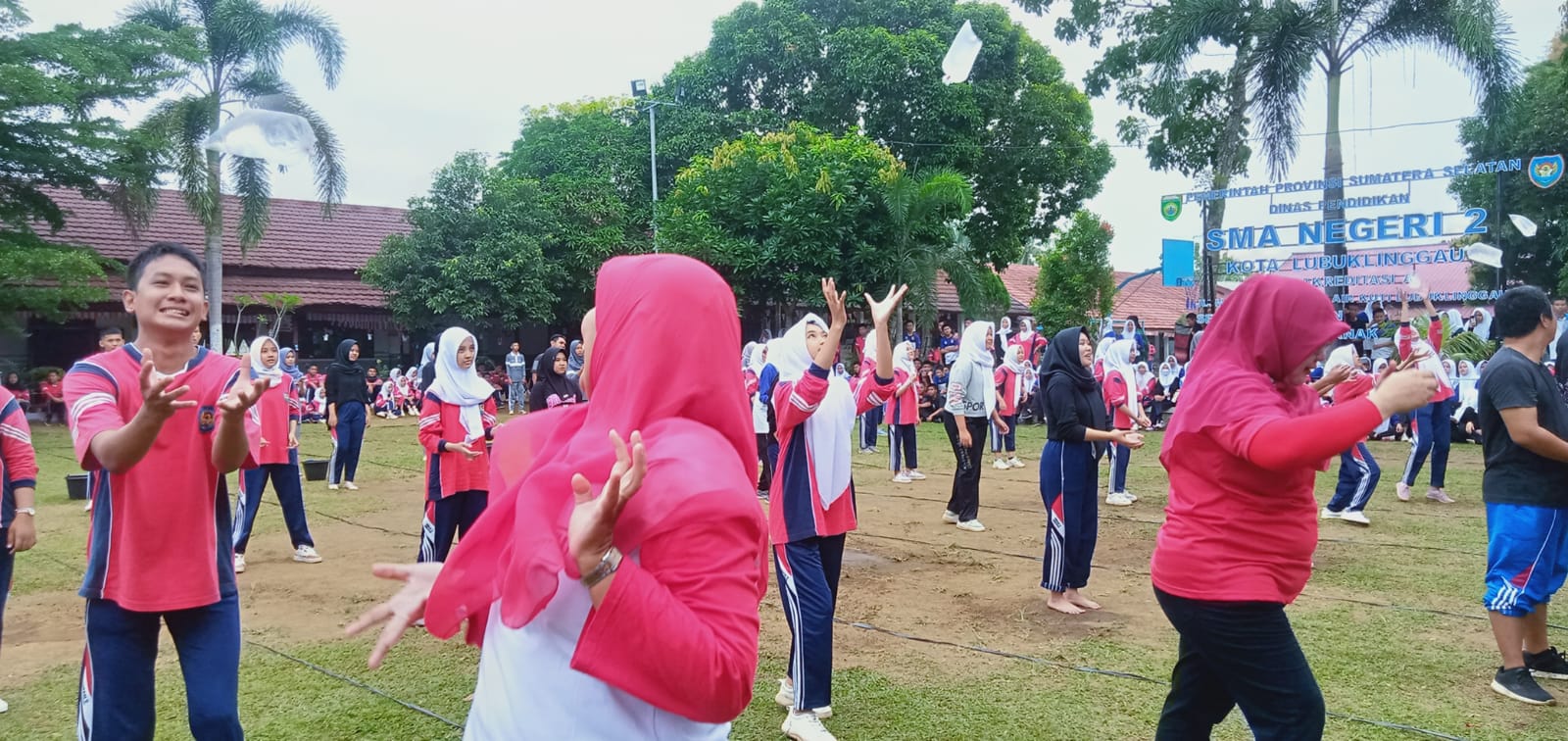 Penuh Semangat, Pelajar dan Guru SMAN 2 Lubuklinggau Ikuti lomba Agustusan 