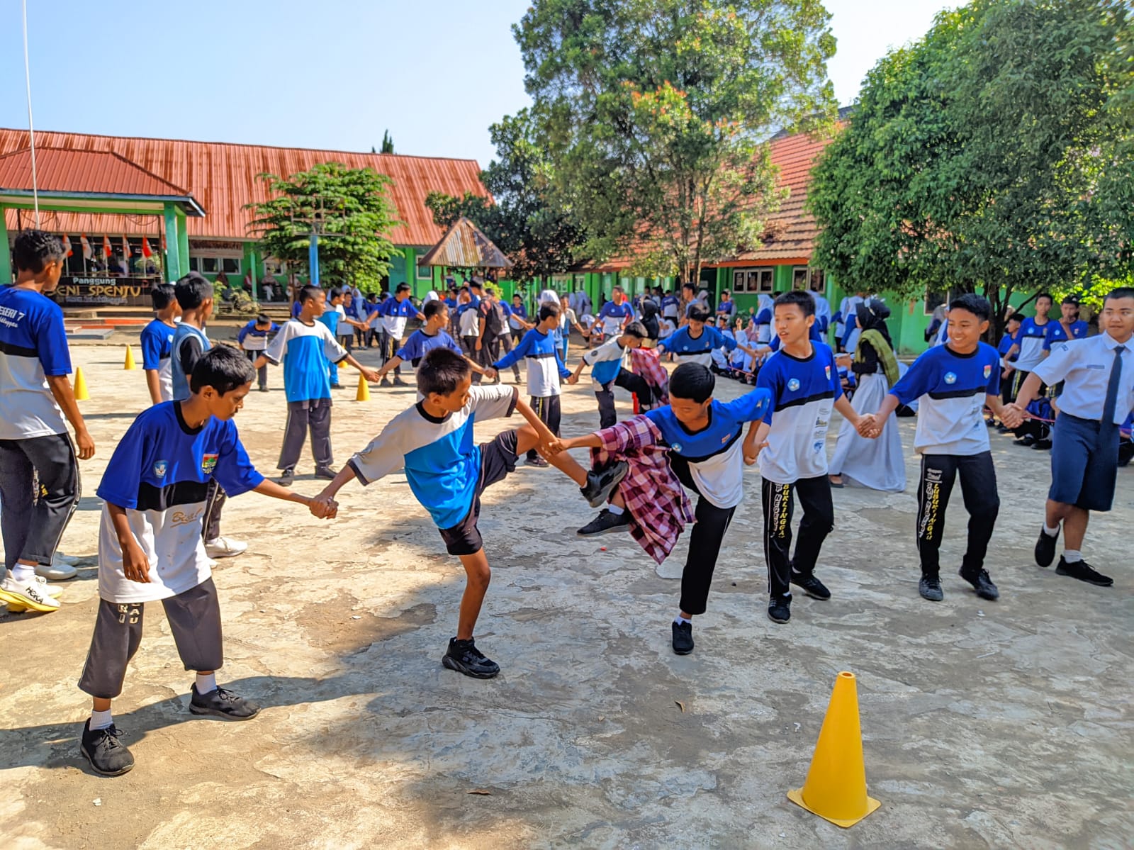 Estapet Sarung Hingga Puisi Mewarnai HUT Kemerdekaan RI di SMPN 7 Lubuklinggau 