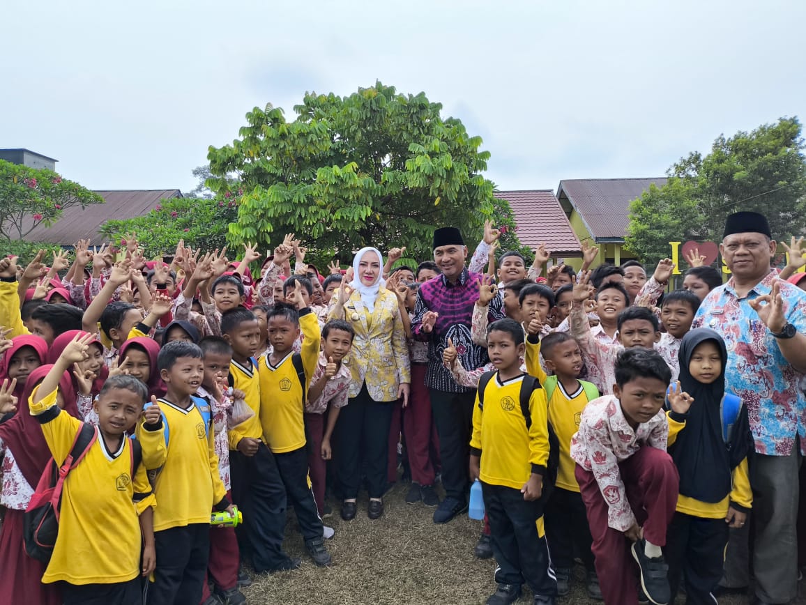 Kehadiran Bupati Hj Ratna Machmud Digerakan Sekolah Sehat Disambut Antusias Pelajar